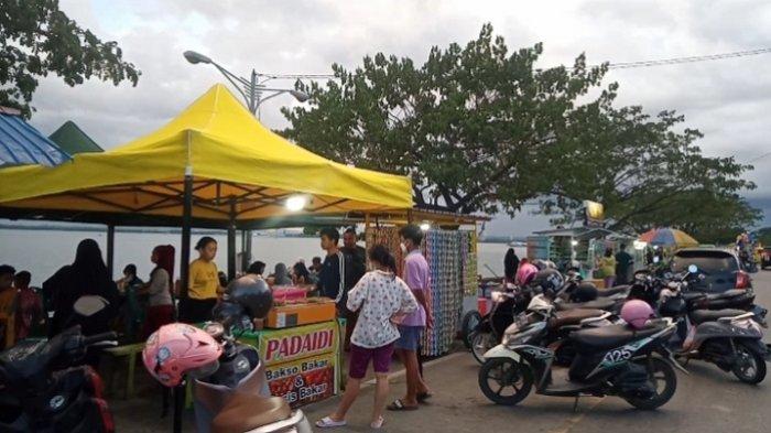 Kawasan Kendari Beach atau Kebi mulai dipadati pedagang dan pengunjung pada H+4 Lebaran Idulfitri 1443 Hijriah pada Jumat (6/5/2022).