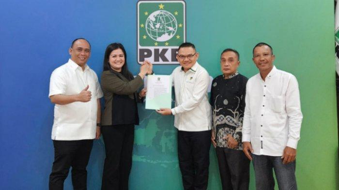 Ketua Dewan Pimpinan Wilayah Partai Kebangkitan Bangsa Sulawesi Tenggara (DPW PKB Sultra), Jaelani (tiga kanan(, menyerahkan surat rekomendasi tahap 1 kepada bakal calon Bupati Konawe Dessy Indah Rachmat (dua kiri) jelang Pemilihan Kepala Daerah atau Pilkada Konawe 2024 di Jakarta pada Sabtu (08/06/2024). Dessy didampingi suami yang juga Ketua DPD Gerindra Sultra Andi Ady Aksar (paling kiri).