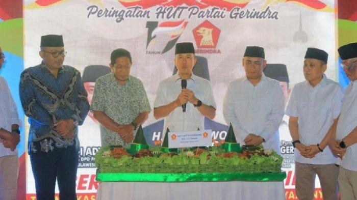 GERINDRA SULTRA - Ketua Dewan Penasehat DPD Gerindra Sulawesi Tenggara sekaligus Gubernur Sultra terpilih Andi Sumangerukka (tengah) memimpin pemotongan tumpeng pada syukuran HUT ke-17 Partai Gerindra di kantor Gerindra Sultra, Jalan Laute, Kota Kendari, Jumat (07/02/2025) malam. ASR didampingi Ketua Tim Pemenangan ASR, Mayjen TNI (Purn) Purnomo Sidi, Ketua DPRD Sultra, La Ode Tariala, Ketua Gerindra Sultra, Andi Ady Aksar, serta Sekretaris Gerindra Sultra, Safarullah (dari kiri ke kanan).