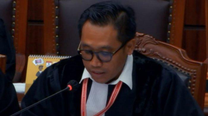 Kuasa hukum Ali Mazi, Heriyanto Citra Buana, membacakan Permohonan Perselisihan Hasil Pemilihan Umum (PHPU) Anggota DPR RI dari Daerah Pemilihan Sulawesi Tenggara (Dapil Sultra) dalam Sidang Mahkamah Konstitusi (MK) pada Kamis (02/05/2024).