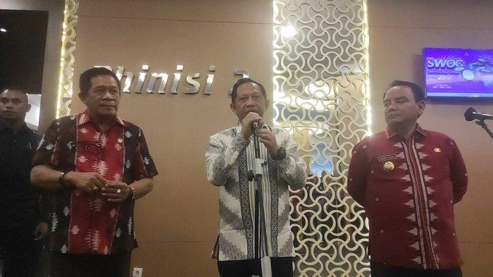 Menteri Dalam Negeri atau Mendagri Muhammad Tito Karnavian meminta pemerintah daerah menggunakan aspal Buton untuk pengaspalan jalan. Hal tersebut disampaikan Mendagri saat rapat koordinasi dengan sejumlah kepala daerah di Sultra dalam hal pelaksanaan delapan instruksi Presiden RI, Joko Widodo , Jumat (27/10/2023).