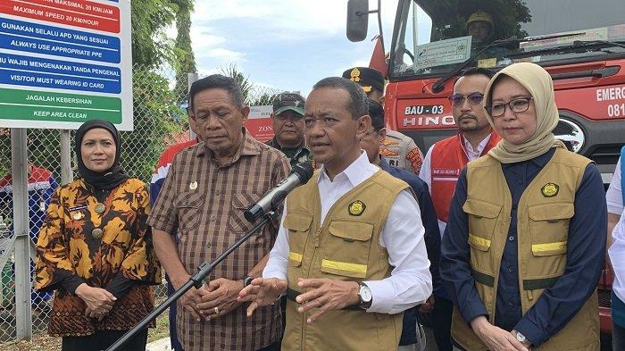 MENTERI ESDM - Foto arsip Menteri Energi dan Sumber Daya Mineral (ESDM) Bahlil Lahadalia saat diwawancarai disela kunjungan kerjanya di Kota Baubau, Sulawesi Tenggara (Sultra), Minggu (9/3/2025) lalu. Bahlil selaku Ketua Satgas Percepatan Hilirisasi dan Ketahanan Energi Nasional menyerahkan dokumen pra-studi kelayakan proyek prioritas hilirisasi salah satunya aspal Buton kepada Badan Pengelola Investasi Daya Anagata Nusantara atau BPI Danantara, Selasa (22/07/2025).