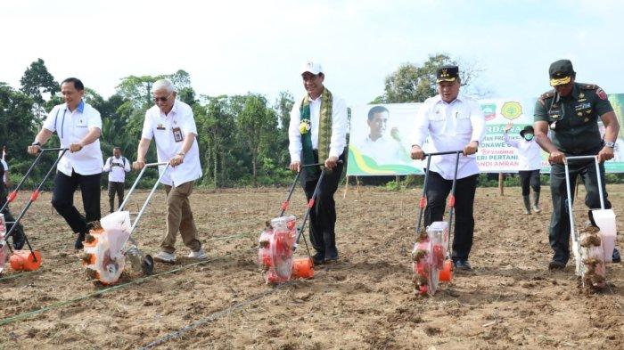 Menteri Pertanian Andi Amran Sulaiman bersama Bupati Konawe Utara Ruksamin