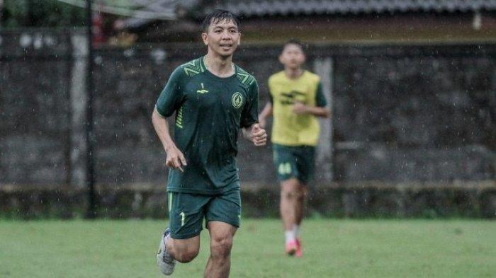 Pemain PSS Sleman Wahyudi Hamisi juga menerima kartu merah saat lawan PSIS Semarang.