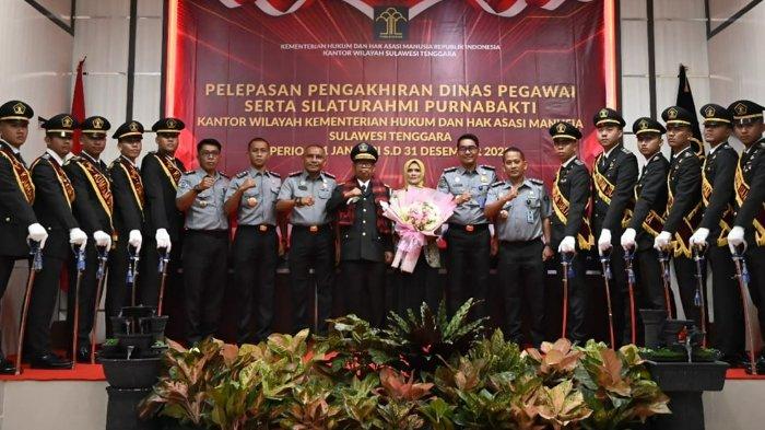 Pelepasan Pengakhiran Dinas Pegawai dan Silaturahmi Purnabakti di lingkungan Kantor Wilayah Kementerian Hukum dan Hak Asasi Manusia (Kanwil Kemenkumham Sultra) periode 1 Januari-31 Desember 2023 di Aula Kantor Kanwil Kemenkumham Sultra, Jalan Abunawas, Kelurahan Bende, Kecamatan Kadia, Kota Kendari, pada Rabu (17/01/2024).