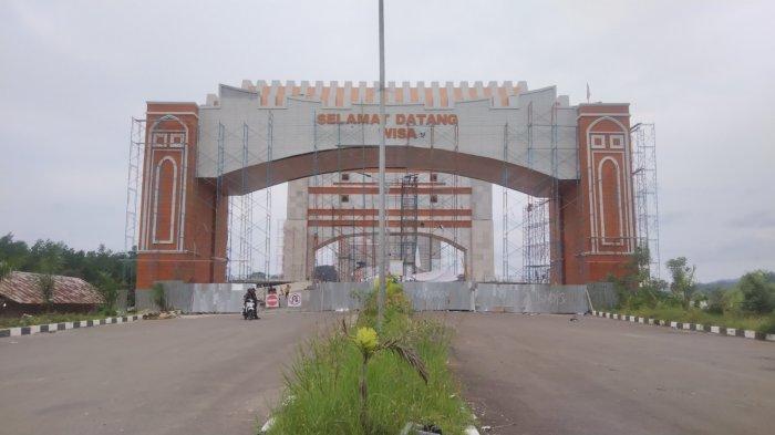 GERBANG - Pembangunan gerbang selamat datang di Jalan Kendari–Toronipa memasuki tahap akhir, Jumat (26/1/2024). Gerbang itu dibangun sejak Agustus 2023 dan diperkirakan selesai Februari 2024.