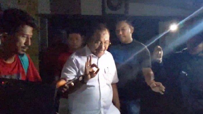 Pj Bupati Bombana, Burhanuddin, tak berkomentar usai diperiksa penyidik Kejaksaan Tinggi atau Kejati Sulawesi Tenggara (Sultra), Rabu (1/10/2023). Ia diketahui diperiksa sejak sekira pukul 10.50 Wita hingga 20.15 Wita, hari ini.
