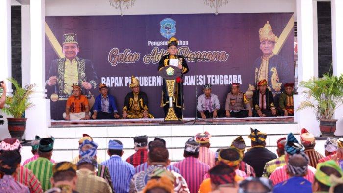 Pj Gubernur Sulawesi Tenggara, Andap Budhi Revianto, menyampaikan orasi budaya dalam penganugerahan gelar adat “Kolakino Liwu Pancana” dari Lembaga Adat Buton Tengah di Kantor Lama Bupati Buteng, Provinsi Sultra, pada Jumat (19/04/2024). Gelar tersebut berarti bangsawan yang paling dimuliakan di Negeri Pancana.