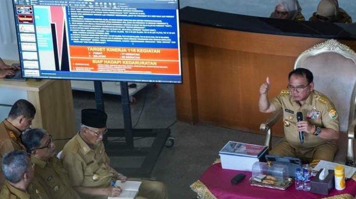 Pj Gubernur Sulawesi Tenggara Andap Budhi Revianto memimpin rapat bersama Sekda Sultra Asrun Lio dan kepala OPD lingkup Pemerintah Provinsi (Pemprov) Sultra di kantor Gubernur Sultra, belum lama ini. Pemprov Sultra akan membuka penerimaan sebanyak 7.615 Aparatur Sipil Negara (ASN) pada tahun ini.