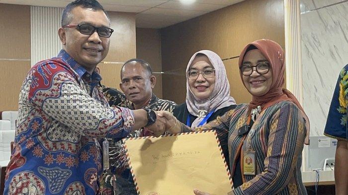 PENDAFTARAN CALON REKTOR - Prof Armid saat menyerahkan berkas pendaftaran Bakal Calon Rektor Universitas Halu Oleo ke Sekretariat Panitia Pemilihan di Gedung Rektorat UHO, Kota Kendari, Provinsi Sulawesi Tenggara (Sultra), Kamis (24/4/2025). Ia menyebut siap membawa UHO menuju go internasional. (TribunnewsSultra.com/Dewi Lestari)