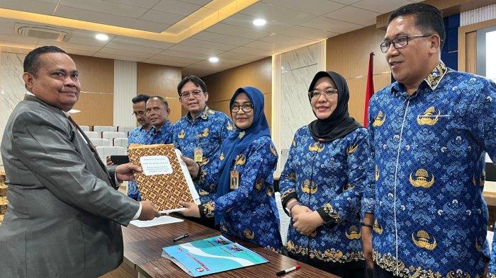 PEMILIHAN REKTOR UHO : Prof Ruslin saat menyerahkan berkas pendaftaran sebagai bakal calon rektor Universitas Halu Oleo Kendari Sulawesi Tenggara ke panitia pemilihan di sekretariat panitia pemilihan, Kamis (17/4/2025). Berkas tersebut dinyatakan lengkap oleh panitia.