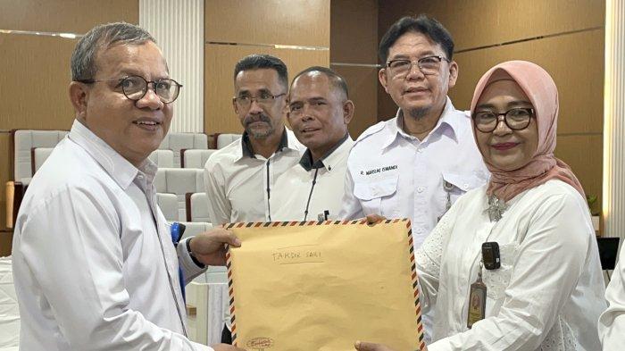 PEMILIHAN REKTOR : Prof Takdir Saili saat memberikan berkas pendaftaran kepada panitia pemilihan rektor UHO periode 2025-2029 di Sekretariat panitia pemilihan, Senin (21/4/2025). Ia menyebut modal maju sebagai calon rektor adalah rekam jejak dan pengalamannya.