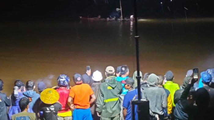 Proses pencarian seorang remaja perempuan (19) hilang di galian tambang batu Kabupaten Konawe, Sulawesi Tenggara (Sultra) ditemukan. Kondisi perempuan berinisial A ini meninggal dunia saat ditemukan Tim Rescue KPP Kendari sekitar pukul 22.30 WITA, Sabtu (13/1/2024) malam.