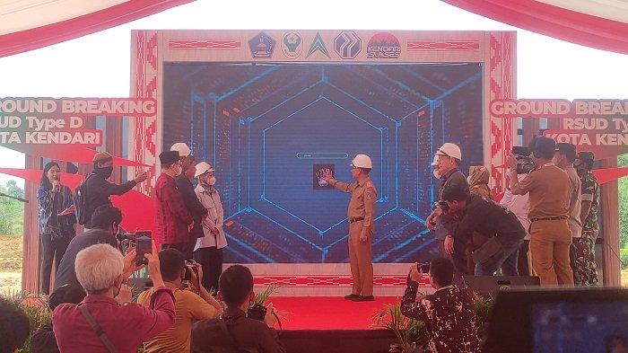 Wali Kota Kendari Sulkarnain Kadir meletakkan batu pertama pembangunan Rumah Sakit Umum Daerah (RSUD) Tipe D Kota Kendari, Sulawesi Tenggara (Sultra) di Jalan Chairil Anwar, Kecamatan Puuwatu, Kota Kendari, Senin (4/7/2022).