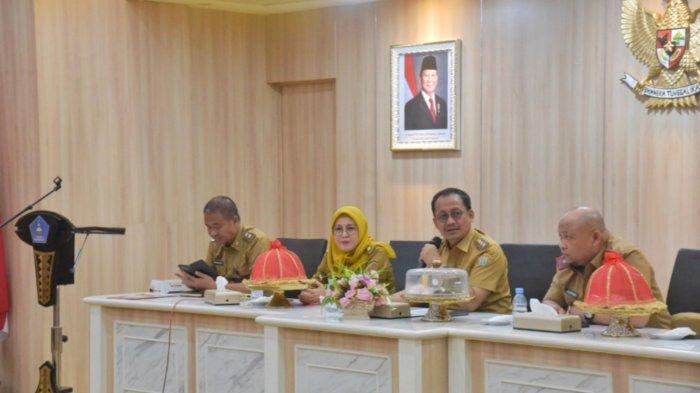 Rapat koordinasi pelimpahan sebagian wewenang penagihan pajak dan retribusi daerah kepada kecamatan, Senin (30/12/2024) di Ruang Samaturu, Balai Kota Kendari.