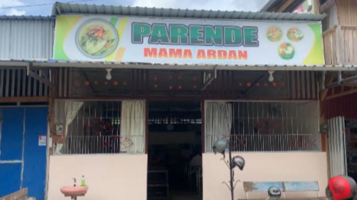 RUMAH MAKAN PARENDE - Rumah Makan Parende Mama Ardan, terletak di Kotamara, Kota Baubau, Provinsi Sulawesi Tenggara (Sultra), saat dikunjungi TribunnewsSultra.com, Rabu (16/7/2025). Buka sejak lima tahun lalu, tempat ini selalu ramai setiap harinya, cita rasa Parende Mama Ardan masih sama, sebab pemilik rumah makan tersebut memasak sendiri menu yang ditawarkannya.