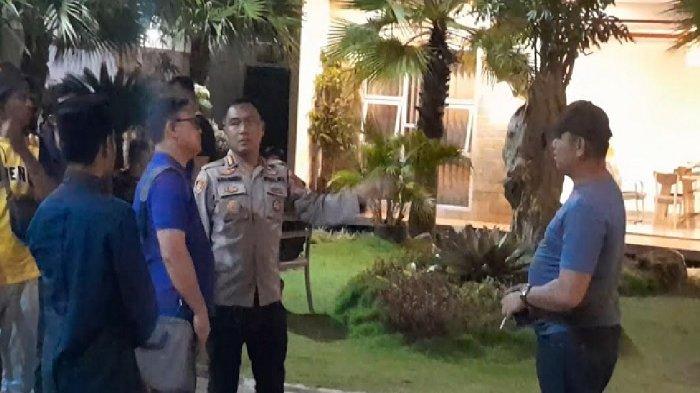 Rumah politisi PDIP Sultra Fajar Hasan diduga diteror. Kejadian itu setelah salah satu anak FH melaporkan kalau kaca jendela kamarnya pecah. Kejadian itu berawal ketika anak Fajar Hasan berinisial AU membuka jendela kamarnya dan menemukan kalau kaca jendela kamarnya pecah. Kejadian tersebut kemudian ia laporkan kepada ibunya berinisial AN. Setelah dicek jendela kamar tersebut benar berlubang. Melihat kejadian itu FH kemudian menyuruh salah satu anggotanya untuk melaporkan kejadian itu kepada pihak Kepolisian. Ia melapor di Polresta Kendari terkait dengan dugaan tindak pidana pengancaman dan pemerasan. Laporan tersebut diterima di SPKT Polresta Kendari sekitar pukul 16.00 WITA, Jumat (6/10/2023).