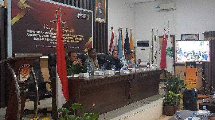 Komisi Pemilihan Umum (KPU) Sulawesi Tenggara mencoret dua nama bakal calon legislatif (bacaleg) DPRD Sultra Pemilihan Umum atau Pemilu 2024. Adapun, dua bacaleg yang dicoret yakni satu dari PKS di Kota Kendari, Munir Madjid, sementara satu nama lain yakni bacaleg DPRD Sultra Dapil 6 (Konawe, Konawe Utara, dan Konawe Kepulauan) dari Partai Gerindra, Sahlan Saranani.