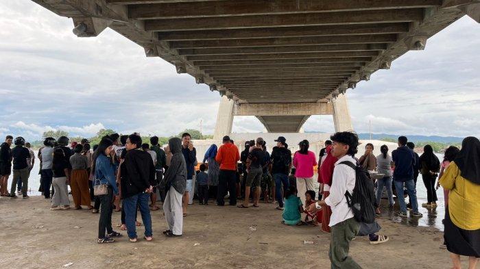 JEMBATAN TELUK KENDARI - Suasana kolong Jembatan Teluk Kendari, Senin (2/6/2025), saat pencarian mahasiswa yang diduga melompat ke laut pada Minggu (1/6/2025) malam.