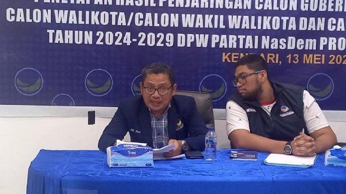 Wakil Ketua DPW NasDem Sulawesi Tenggara, Abdul Azis (kiri) saat ditemui TribunnewsSultra.com, Senin (13/5/2024).