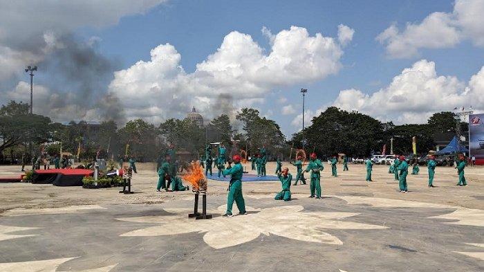 Warga Kota Kendari antusias menyaksikan beragam antraksi yang dipamerkan para personel TNI dalam agenda HUT ke-78 TNI di Sulawesi Tenggara (Sultra). Untuk diketahui, dalam agenda yang digelar di lapangan eks MTQ Kota Kendari, Kamis (5/10/2023) itu turut disaksikan para pelajar dan warga.