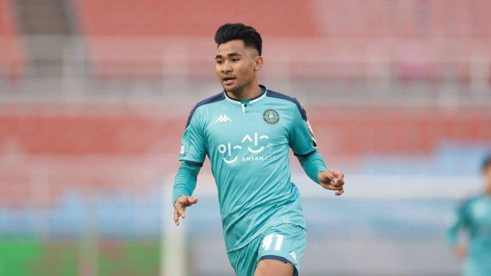 Aksi Asnawi Mangkualam Bahar saat memperkuat Ansan Greeners pada Minggu (28/3/2021).(KLEAGUE.com)