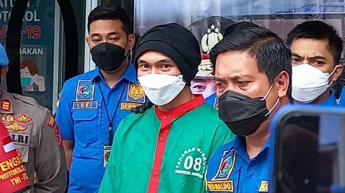 Anji Manji saat dihadirkan polisi di depan wartawan, Rabu (16/6/2021).