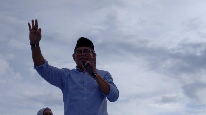 Calon Wali Kota Baubau Yusran Fahim saat kampanye akbar Pilkada Baubau 2024 di Sulawesi Tenggara, Senin (18/11/2024). Yusran berpasangan dengan Wa Ode Hamsinah Bolu.