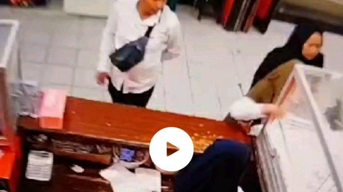 Berikut cerita korban yang dompetnya terjatuh lalu diam-diam diambil oleh seorang pemuda. Berdasarkan keterangan dari pemilik dompet bernama Aznia, saat itu pada Selasa (31/10/2023) sekira pukul 20.15 WITA, ia dan adiknya tengah berbelanja di salah satu toko bernama Happy Chicken yang terletak di Jalan Sukowati, Kecamatan Katobu, Kabupaten Muna, Provinsi Sulawesi Tenggara (Sultra).