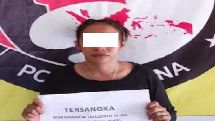 Berikut ini detik-detik seorang wanita di Kota Raha Kabupaten Muna Sulawesi Tenggara (Sultra) dibekuk polisi usai kedapatan memiliki narkotika jenis sabu. Tersangka R menjadi target jajaran Satreskoba Polres Muna usai diketahui memiliki narkotika jenis sabu pada Sabtu (23/3/2024).