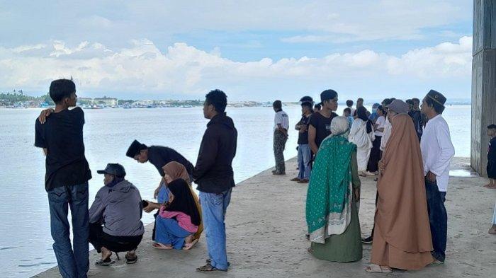 Seorang pria di Kendari hilang usai terjatuh dari atas Jembatan Teluk Kendari, Sulawesi Tenggara (Sultra), Rabu (28/6/2023). Terlihat saat keluarga korban datang untuk menyaksikan proses pencarian.
