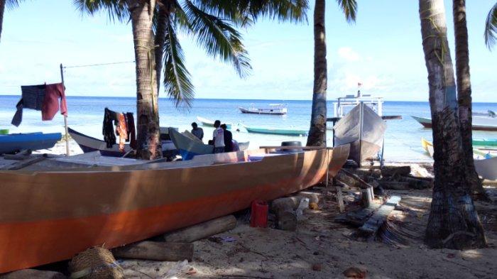 Mengintip kapal boti di Desa Wisata Bahari, Kabupaten Buton Selatan (Busel), Sulawesi Tenggara (Sultra), pembuatan hingga monumennya. Desa wisata dengan ikon wisata kapal tradisional tersebut berlokasi di Kecamatan Sampolawa, Kabupaten Busel, Provinsi Sultra. Desa dengan obyek wisata Pantai Lagunci serta ikon kapal boti bisa diakses dari Kota Baubau.