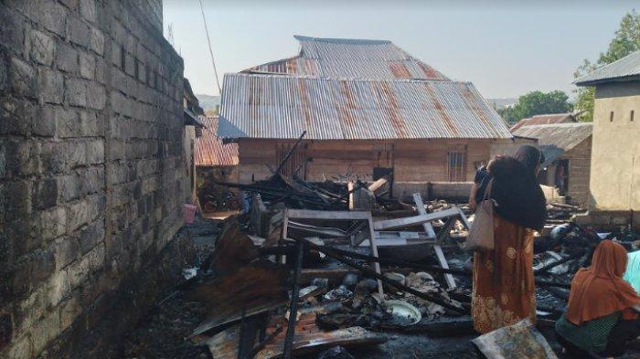 Peristiwa kebakaran meratakan dua unit rumah di Jalan Erlangga Lorong. Belakang SD 2 Bone-Bone Kelurahan Bone-Bone, Kota Baubau, Sulawesi Tenggara (Sultra), Sabtu (11/11/2023). Peristiwa tersebut terjadi sekitar pukul 23.00 WITA ini tidak memakan korban jiwa.