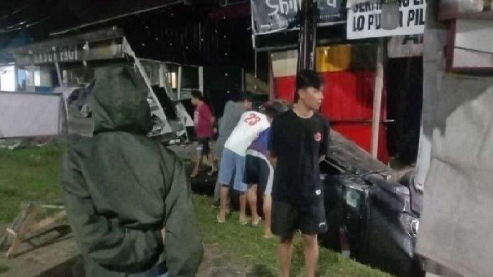Update kecelakaan di kawasan Bypass Kendari, Sulawesi Tenggara (Sultra), mobil Honda Brio tabrak Rumah Makan Padang dan kios lalu terperosok ke got.