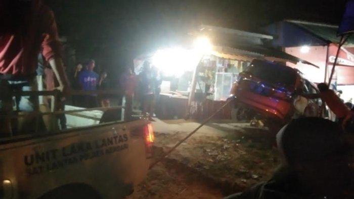 Berikut ini insiden kecelakaan minibus rusak parah usai seruduk dua kios di samping Jalan MT Hariono Kecamatan Kambu Kota Kendari Sulawesi Tenggara (Sultra), Minggu (10/3/2024). Diketahui, minibus berwarna kuning terlihat alami kerusakan parah bagian kap depannya usai menghantam dua kios tersebut.