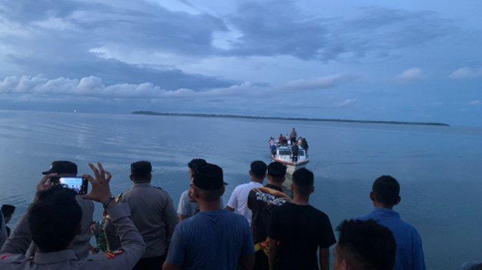 Kapolsek Kaledupa Ipda Muhammad Darwis S.Si bersama anggota dan keluarga tutut menyambut kedatangan jenazah Kabag Ren Polres Wakatobi AKP Syahruddin di Kelurahan Laulua, Kecamatan Kaledupa pada pukul 18.00 WITA, Selasa (9/4/2024).