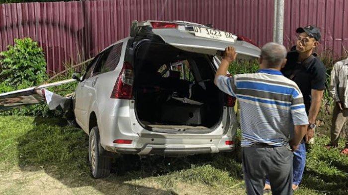 Berikut ini kondisi mobil yang mengalami kecelakaan. Seorang pengendara motor tak sadarkan diri usai ditabrak sebuah mobil saat melintas di Jalan DI Pandjaitan, Kota Kendari Sulawesi Tenggara (Sultra) Minggu (28/1/2024).
