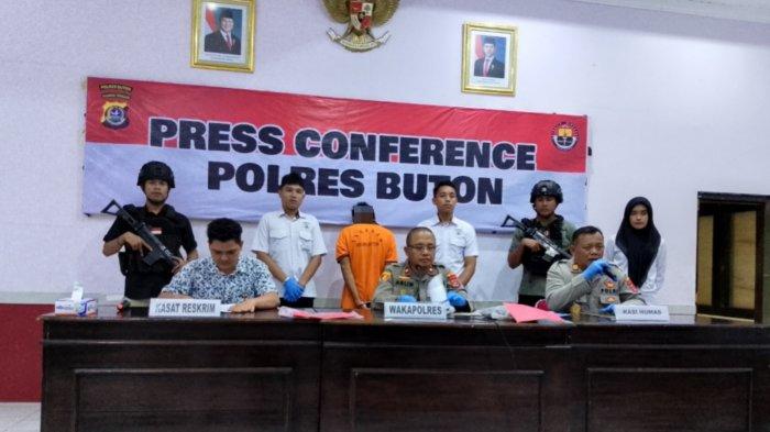KASUS DI BUTON - Wakapolres Buton, Kompol Aslim (tengah), didampingi Kasat Reskrim Iptu Bangga Parnadin Sidauruk, dan Kasi Humas AKP Suwoto dalam Press Converence kasus persetubuhan anak di bawah umur, Selasa (22/4/2025). Polres Buton mengungkap kasus seorang ayah asal Kota Baubau menyetubuhi anak kandungnya sejak anaknya berusia 13 tahun.