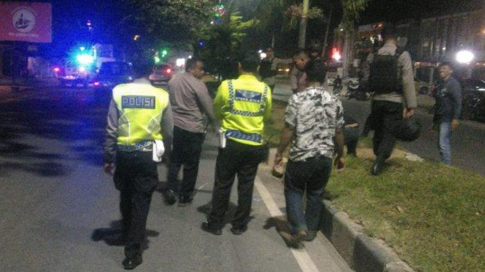 Sosok korban kecelakaan 1 keluarga di kawasan Bypass Kendari, Sulawesi Tenggara ( Sultra), suami tewas adalah warga Kemaraya. Kecelakaan lalu lintas atau Lakalantas hari ini tersebut terjadi pada Senin (03/07/2023) sekitar pukul 00.30 wita.
