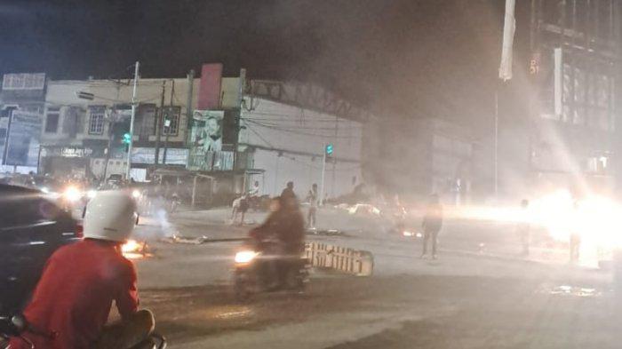 Sekelompok mahasiswa memblokir jalan simpang kampus Universitas Haluoleo atau UHO Kendari, Sulawesi Tenggara (Sultra). Aksi blokade jalan dilakukan dengan membakar ban bekas hingga tumpukan kayu di tengah jalan pada Rabu (20/03/2024) malam.