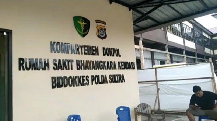 Seorang mayat pria di Kota Kendari, Sulawesi Tenggara (Sultra), ditemukan di salah satu kos-kosan, Minggu (16/7/2023). Kini berada di RS Bhayangkara untuk dilakukan pemeriksaan.
