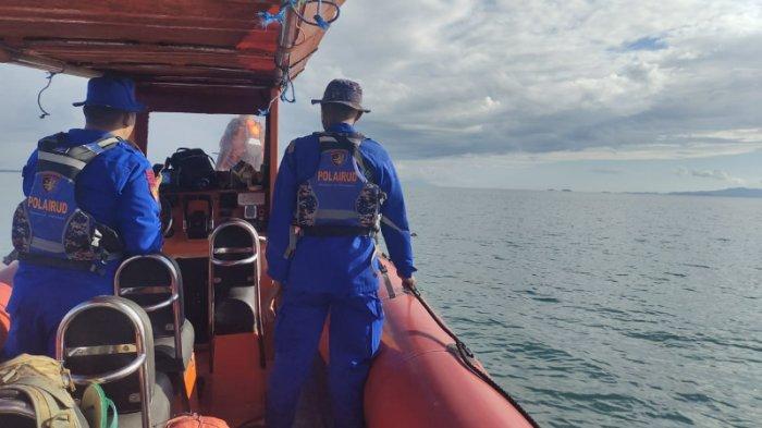 MUNA BARAT - Petugas Tim SAR Gabungan melakukan pencarian warga hilang diduga terjatuh dari bagan di sekitar perairan Pulau Pasi Padangan, Kecamatan Maginti, Muna Barat (Mubar), Sulawesi Tenggara (Sultra), Sabtu (07/06/2025). Korban Sahar (30) hilang sejak Kamis (05/06/2025) dan belum ditemukan.