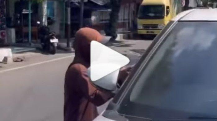 Terungkap penghasilan sosok pengemis viral bermesraan LC karaoke, siang mengemis di jalanan tapi malamnya kepergok foya-foya. Penghasilan pria yang meminta-minta dalam video viral di Kabupaten Pati, Jawa Tengah (Jateng), itu terungkap setelah diamankan Satuan Polisi Pamong Praja (Satpol PP).