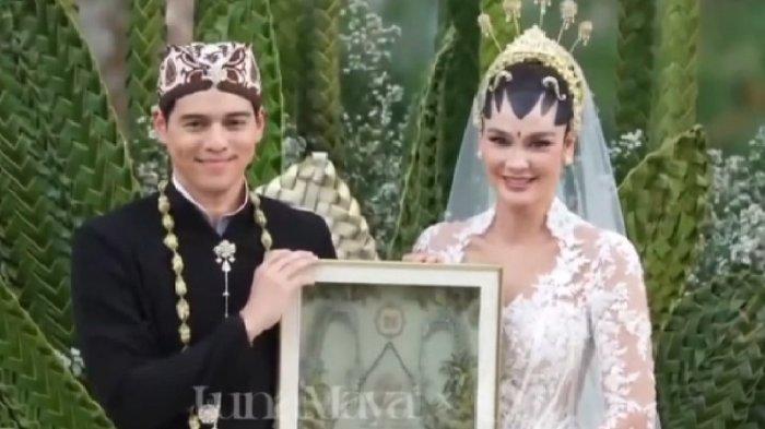 PERNIKAHAN - Berikut ini mahar pernikahan Luna Maya yang diberikan Maxime Bouttier. Luna dan Maxime telah resmi sebagai pasangan suami istri, Rabu (7/5/2025) petang. Pernikahan tersebut digelar di Desa Sukawati, Bali. Proses pernikahan begitu asri dan kental akan budaya adat Jawa.