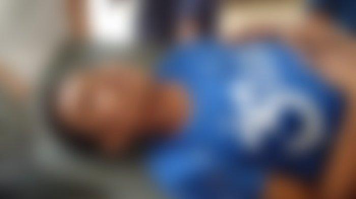 Insiden jatuhnya seorang pria dari lantai 2 gedung fakultas teknik universitas Dayanu Iksanudin Baubau membuat geger, Jumat (19/4/2024).