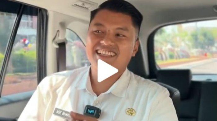 Berikut profil Ade Bhakti Ariawan mantan Camat Gajahmungkur, Kota Semarang, Jawa Tengah, dimutasi diduga gegara video viral TikTok nasi goreng? Pascadimutasi Wali Kota Hevearita Gunaryanti Rahayu atau Mbak Ita, Ade Bhakti kini menjabat sebagai Sekretaris Dinas Pemadam Kebakaran (Damkar).