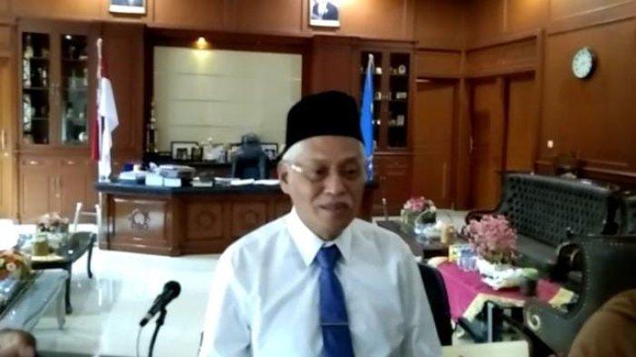 Sekretaris Daerah Sulawesi Tenggara Asrun Lio usai memimpin rapat dengar pendapat (RDP) terkait pengangkatan dan pemberhentian kepala sekolah di lingkungan Dinas Pendidikan dan Kebudayaan Sultra, di ruang rapat Sekda Gubernur Sulawesi Tenggara (Sultra), pada Jumat (15/12/2023).
