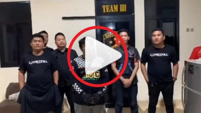 Terungkap sosok pemotor koboi lepaskan tembakan saat macet di jalan alternatif Puncak atau Bukit Pelangi dalam video viral yang beredar luas. Pemotor koboi tersebut beraksi di Jalan Raya Cijayanti, Kecamatan Babakan Madang, Kabupaten Bogor, Jawa Barat (Jabar).