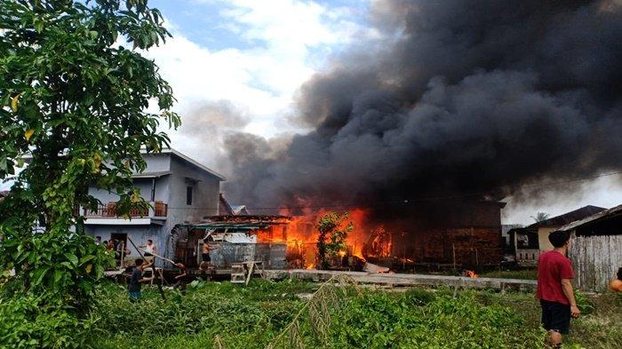 Kebakaran menghanguskan 10 rumah di pemukiman padat penduduk di Jalan KH Wahid Hasyim Lorong Terusan I Kelurahan 3-4 Ulu Kecamatan SU I Palembang, Rabu (30/8/2023), sekitar pukul 15.00.