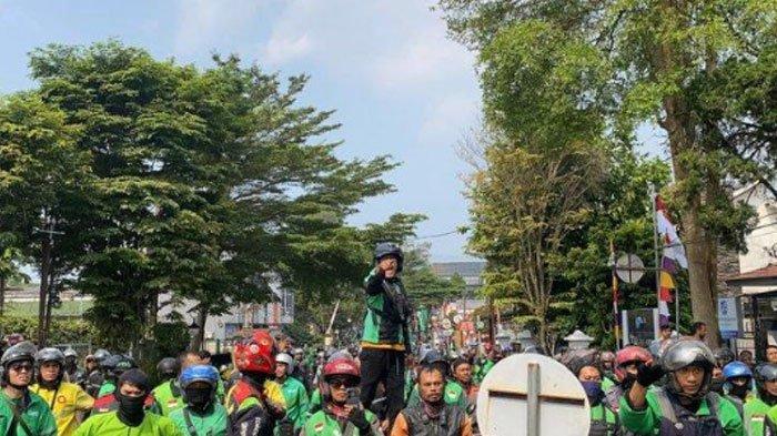 Aksi 1000 Driver Ojol dan kurir se-Jabodetabek demo di gedung DPR dan depan Istana Negara, Kamis (29/8/2024). Kompak Bakal Matikan Aplikasi Siang Ini Mulai Pukul 12.00 WIB